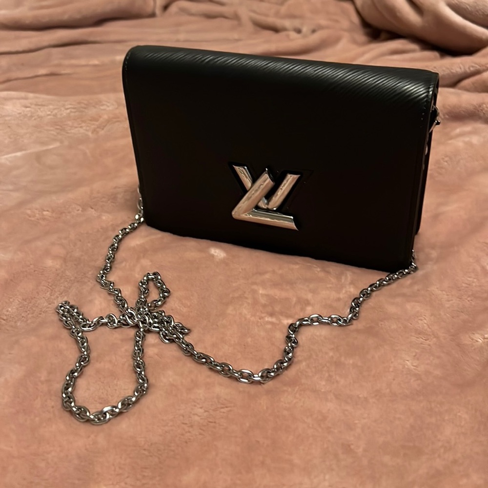 COPY - Selling my Louis Vuitton purse. Was given as a gift. TWIST BELT CHAIN WA…